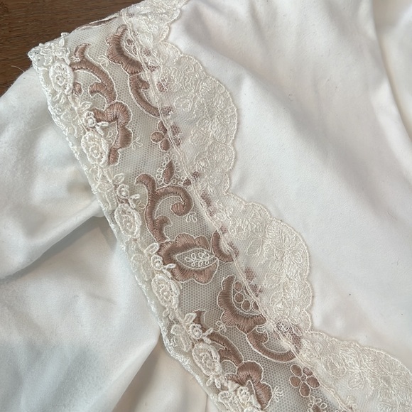 Vintage 80s Jonquil Cream with lace/embroidered collar and sleeves Robe Sz MED - Picture 2 of 5
